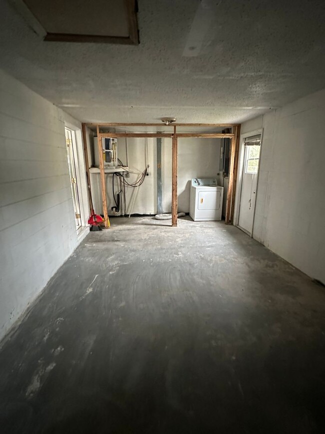 Building Photo - Quaint 2 bedroom 1 bathroom in New Port Ri...