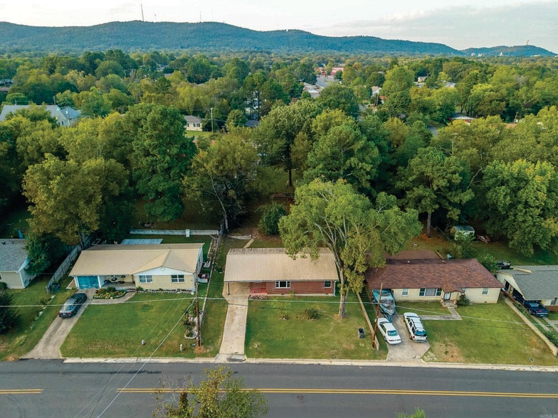Aerial Photo - 806 Woodlawn Ave