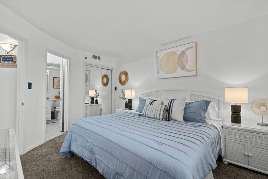 Building Photo - 5523 N Ocean Blvd