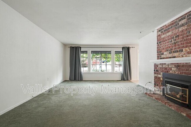 Building Photo - 3385 Camellia Dr S