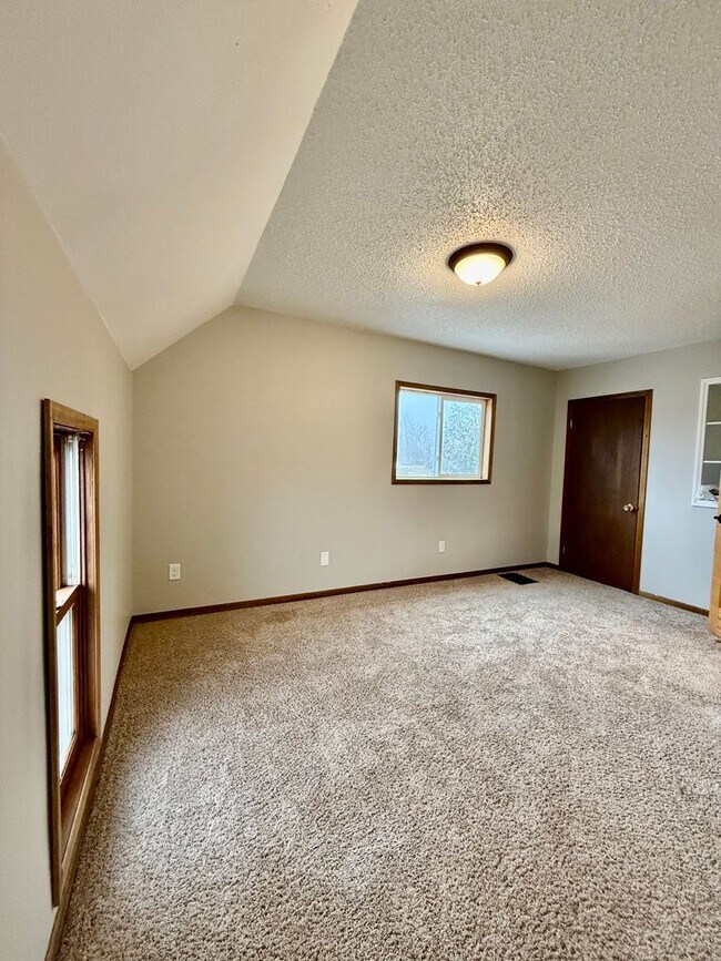 Building Photo - Available Feb 15th! Spacious 3–4 Bedroom Home in Prime Central Location