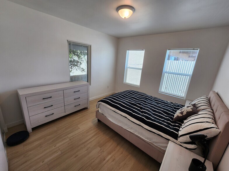 Building Photo - 9682 Sunland Blvd