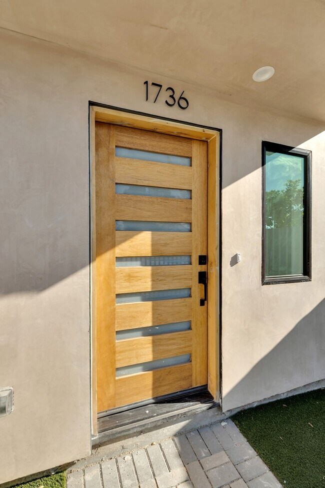 Building Photo - 1734 Carmona Ave