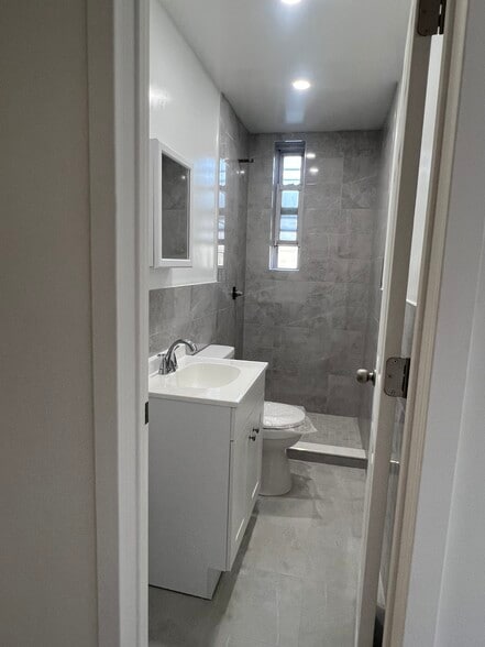 Building Photo - 506 52nd St