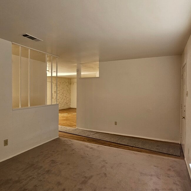 Building Photo - 534 Holly Ln