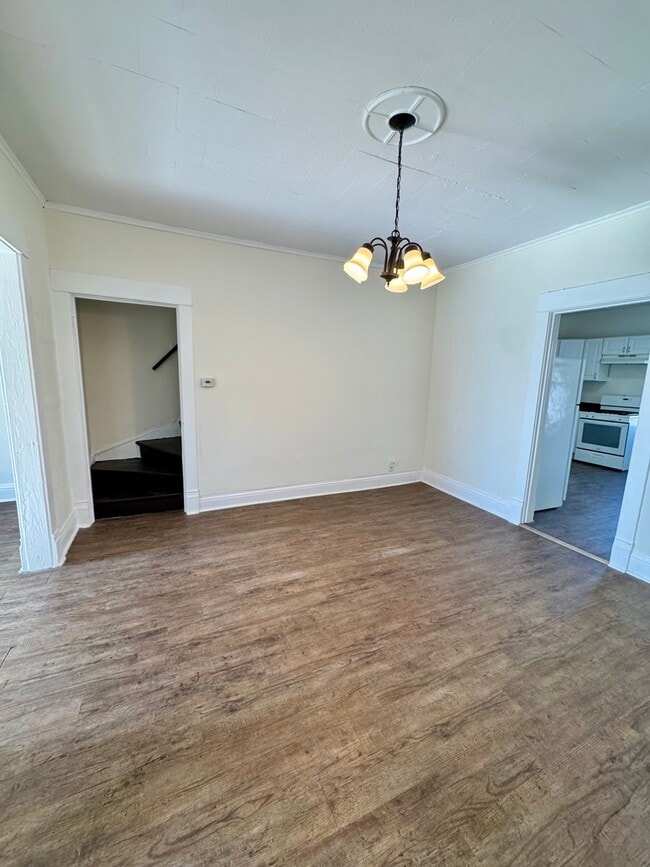 Building Photo - 906 Charlotte St