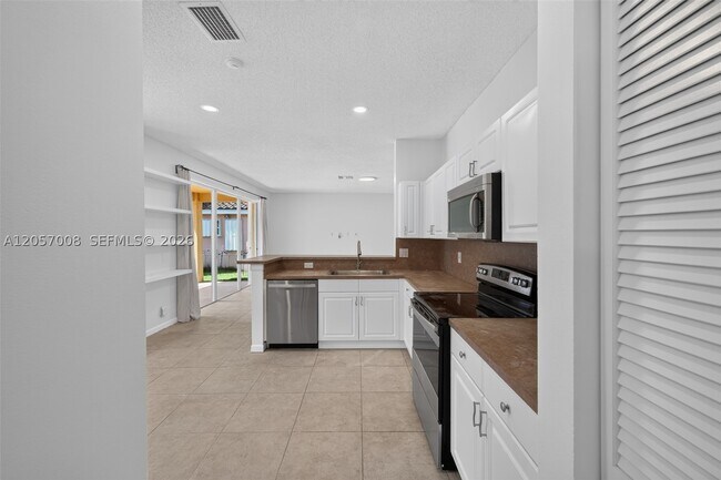 Building Photo - 498 Cambridge Ln