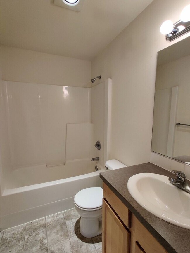 Building Photo - Townhome w/ New Paint