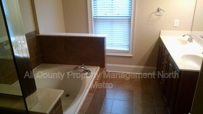 Building Photo - 6465 Chariot St