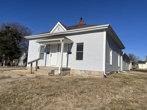 Building Photo - 323 W King St