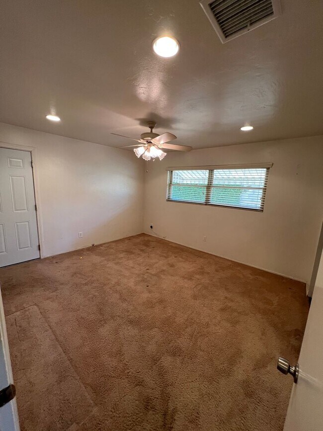 Building Photo - Move in Special!! $750 off 1st Month's Rent!!
