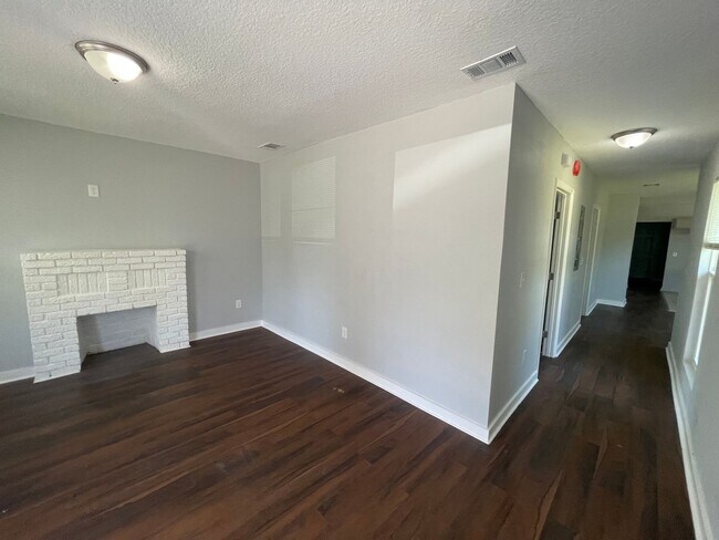 Building Photo - ** Move in Ready** 3/2 Single Family Home in College Park