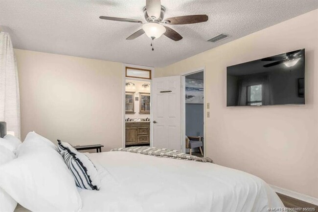 Building Photo - 2550 SE Calais St