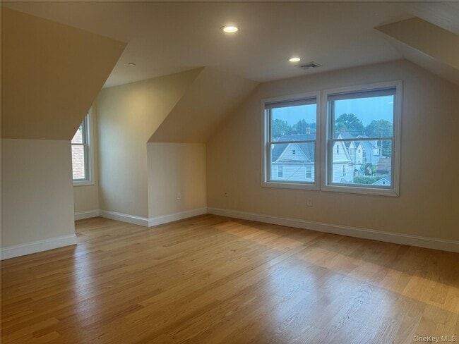 Building Photo - 31 Maple St
