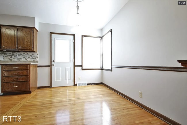 Building Photo - 4 Bedroom / 3 Bath Home off of 72nd and Gr...