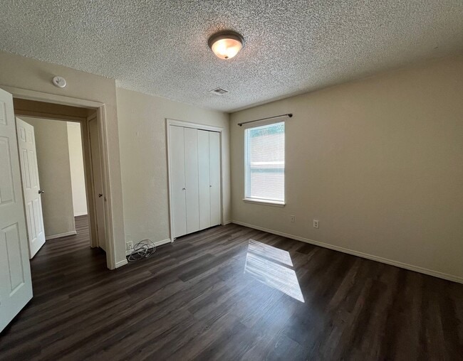 Building Photo - 3 Bedroom duplex!!