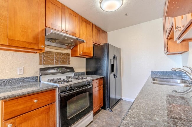 Building Photo - 1024 San Luis Cir