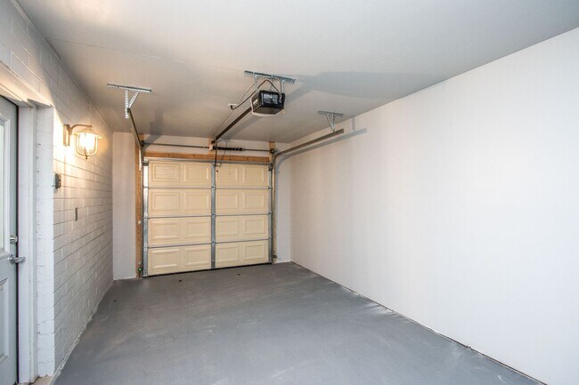 Building Photo - New Rental Price: $2,700 per month (utilities included). Special Conditions: Immediate move-in on...