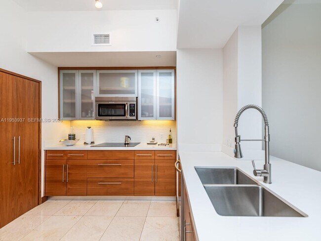 Building Photo - 888 Brickell Key Dr