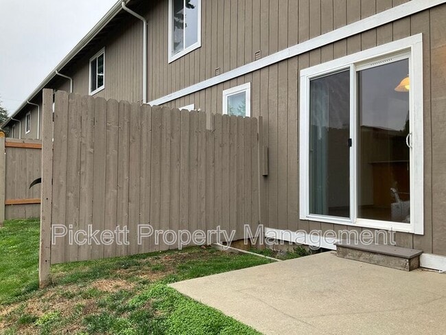 Building Photo - 683 Northpark Ln