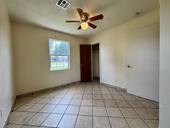 Building Photo - 3 Bedroom 2 Bathroom Home in SW Oklahoma C...
