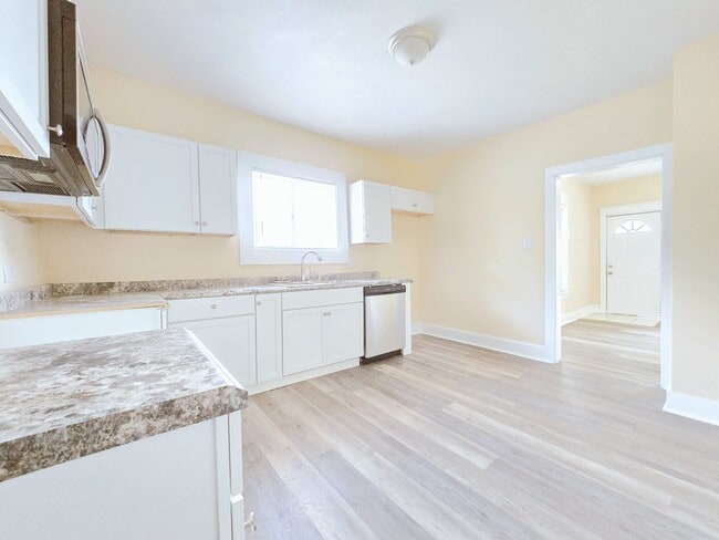 Building Photo - Charming 5-Bedroom House on the West Side ...