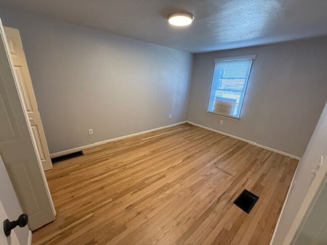 Building Photo - Remodeled 2-Bedroom