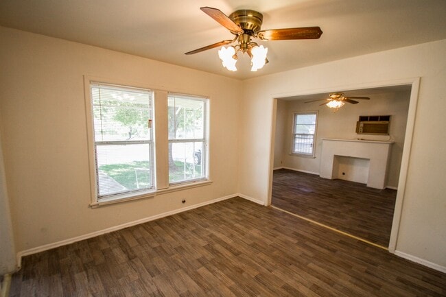 Building Photo - Close to Local Amenities and Downtown