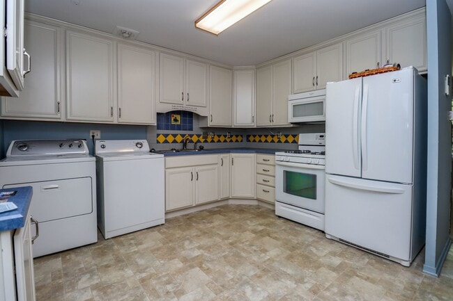 Building Photo - 3 bedroom home located in Russel Blvd School district!