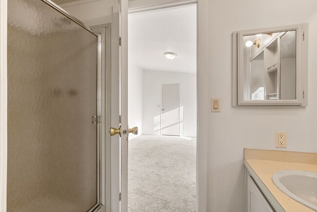 Building Photo - Pet Friendly 3 Bedroom 2 Bath