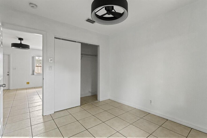 Building Photo - 709 SW 13th Ave