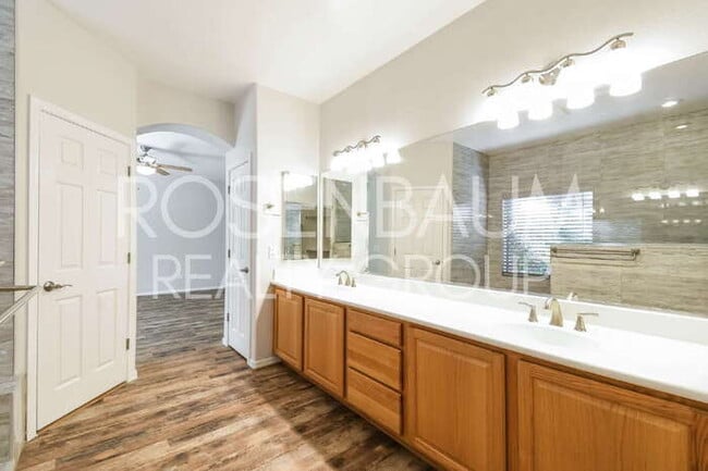 Building Photo - 1949 W Olive Way