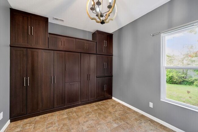 Building Photo - Quiet, comfort living in Westfield