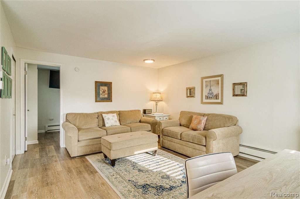 Building Photo - 7187 Silver Lake Rd