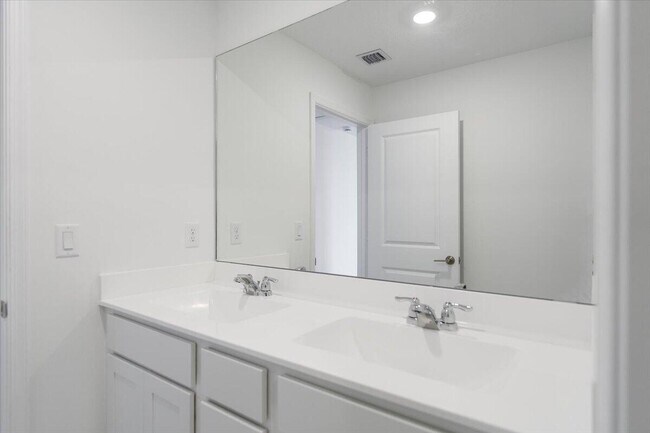 Building Photo - 11161 NW Fernbrook Dr