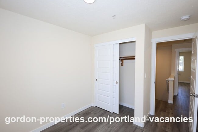 Building Photo - SE 121st Ave- 3 bedroom townhome with gas fireplace