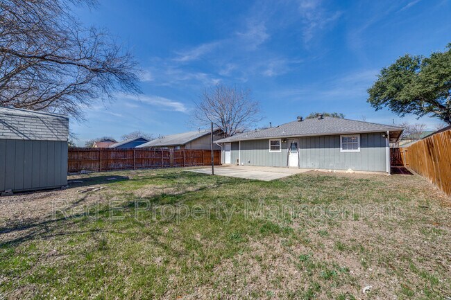 Building Photo - 5602 Ivanhoe St