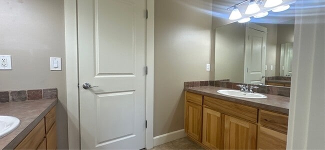 Building Photo - 913 Pintail St