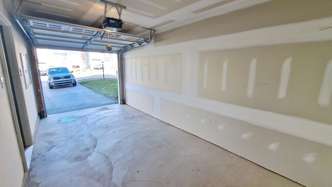 Building Photo - 4 Bed / 2-1/2 Bath Single Family Townhome w/1-Car Garage