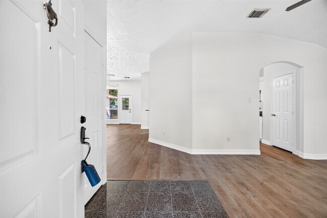 Building Photo - 15307 Flemington Ave