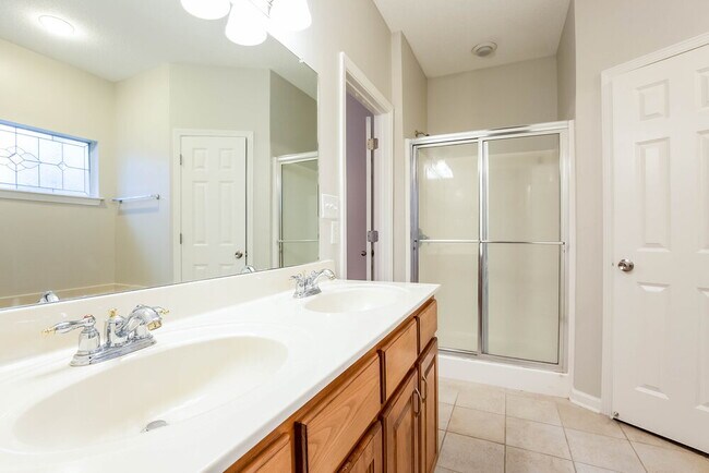 Building Photo - 735 Classic Dr S