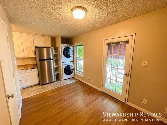 Building Photo - 893 W 5th Ave