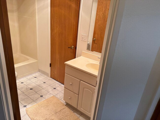 Building Photo - $500 off 1st Rent - Spacious 3 bedroom, 1.5 bathroom Townhouse, Lush Greenspace