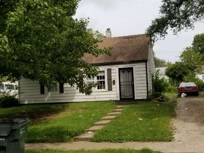 Building Photo - "Charming 2-Bedroom Gem with Cozy 744 Sq F...