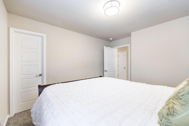 Building Photo - "Spacious 4-Bedroom Home with Granite Coun...