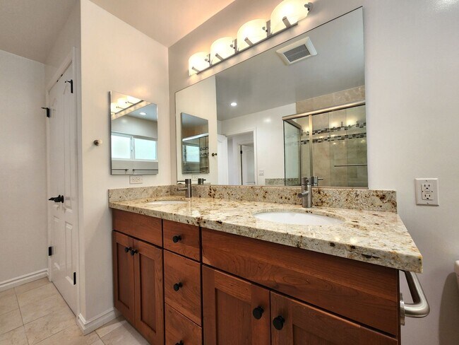 Building Photo - Charming Single Family Home Located in Sou...