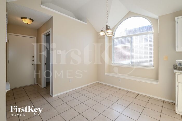 Building Photo - 2525 Hyacinth Dr