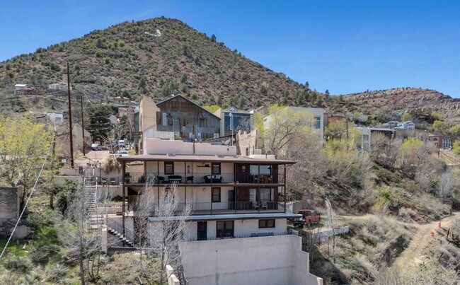 Building Photo - 3 Bedroom 1 Bath Apartment In Jerome contact Property Pros Property Management