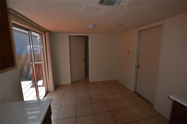 Building Photo - 7703 Islander Dr