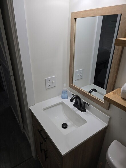 Building Photo - 120 McMakin Dr